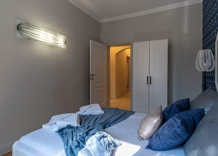 Midnight Blue Daire Burgaz